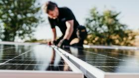 Un operario instalando placas solares