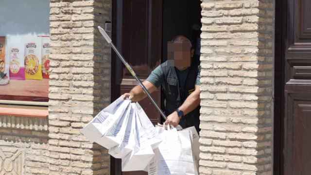 Un agente de la Guardia Civil sale del domicilio de Utrera donde vivía la víctima.