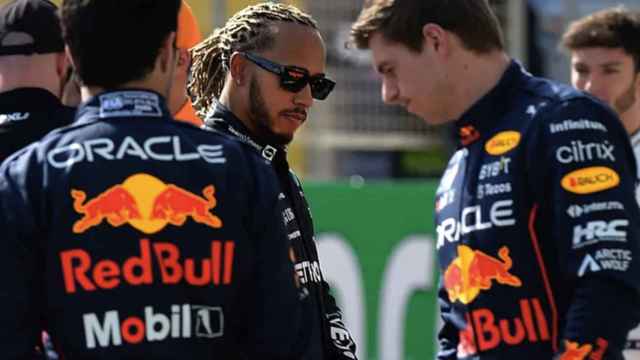 Hamilton entre los dos pilotos de Red Bull