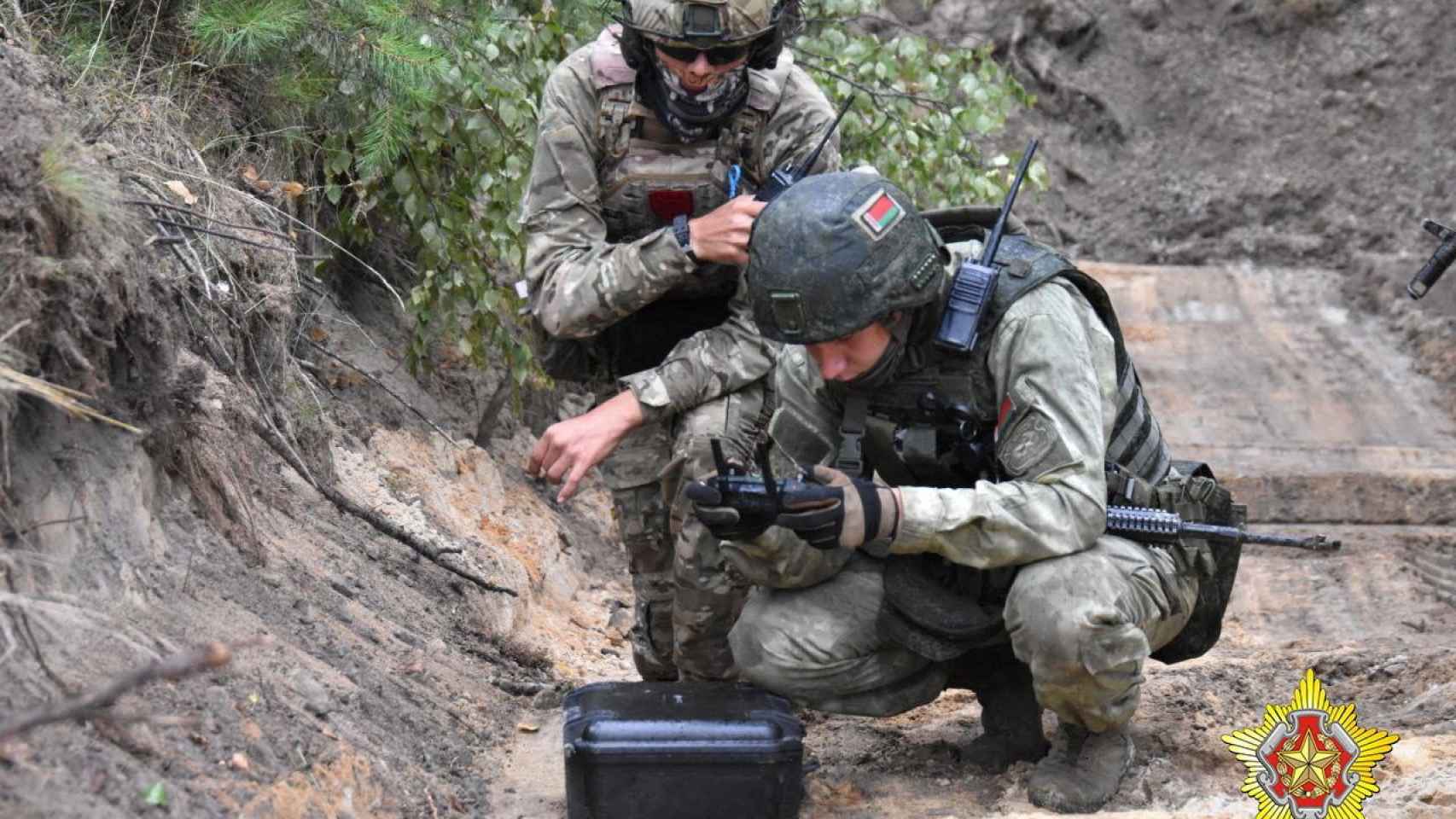 Un combatiente del grupo mercenario ruso Wagner y un miembro del servicio bielorruso participan en un entrenamiento conjunto en las afueras de Brest.