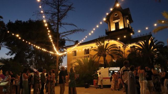 Asistentes disfrutan de una de las jornadas inaugurales del Festival Noches Mágicas de Alicante.