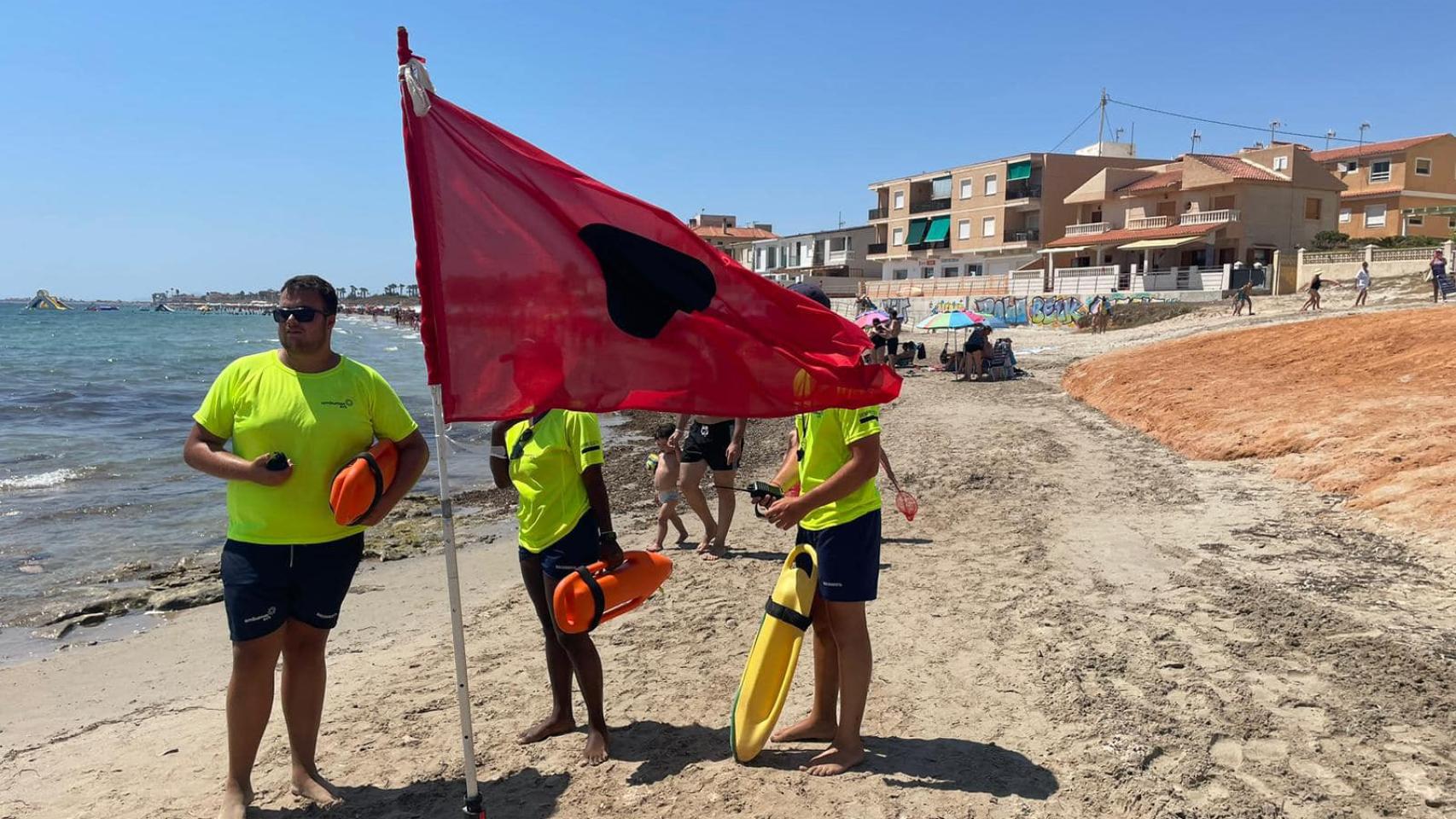 Pilar de la Horadada cierra la playa de Las Villas por "contaminación