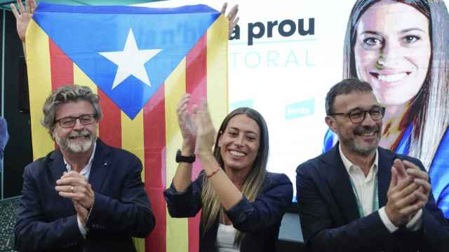 La cabeza de lista de Junts, Miriam Nogueras. A la derecha, el vicepresidente del partido, Josep Rius. A la izquierda, el líder en el Senado, Antoni Castella.