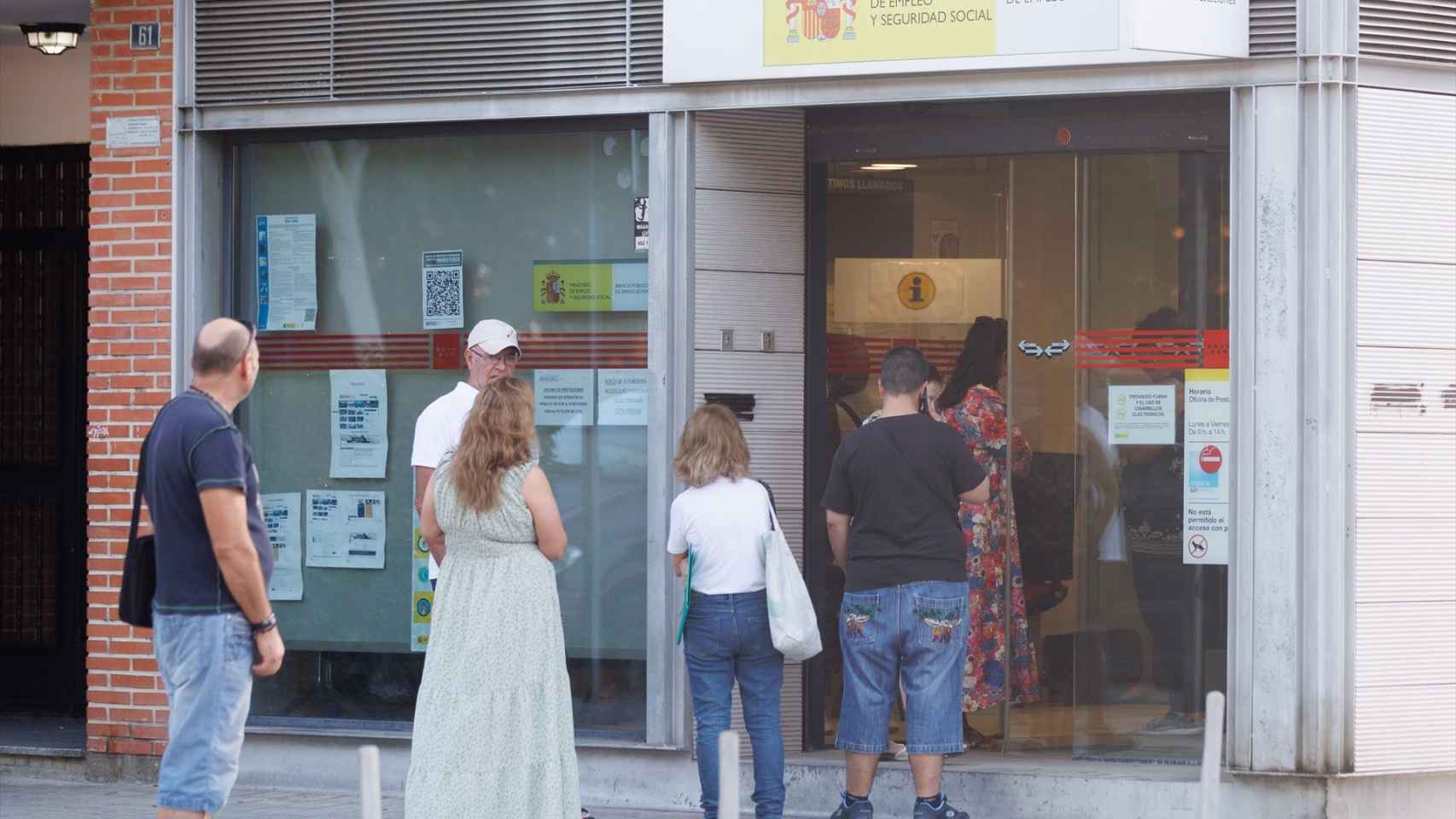 Varias personas frente a una oficina del SEPE en Móstoles.