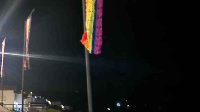 La bandera LGTBI colgada del mástil en Almáchar.