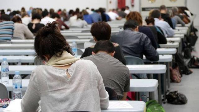 Una mujer realizando un examen de unas oposiciones.