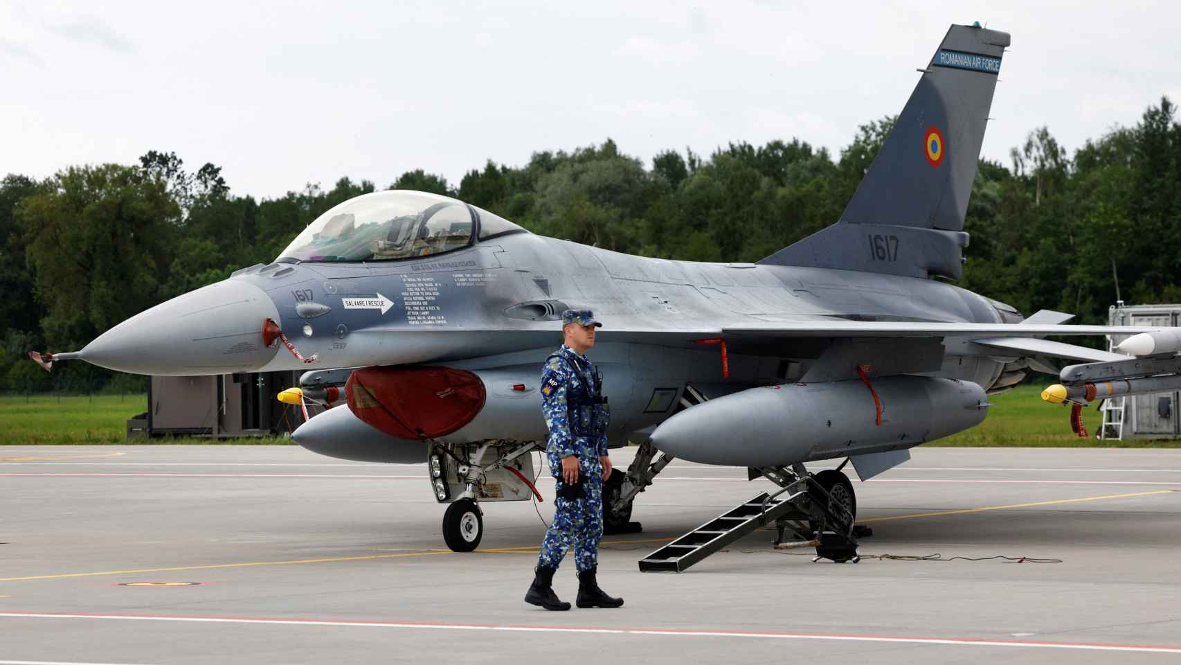 Un avión de combate F-16 de la Fuerza Aérea Rumana está estacionado en la Base Aérea de Siauliai en Lituania en julio de 2023.