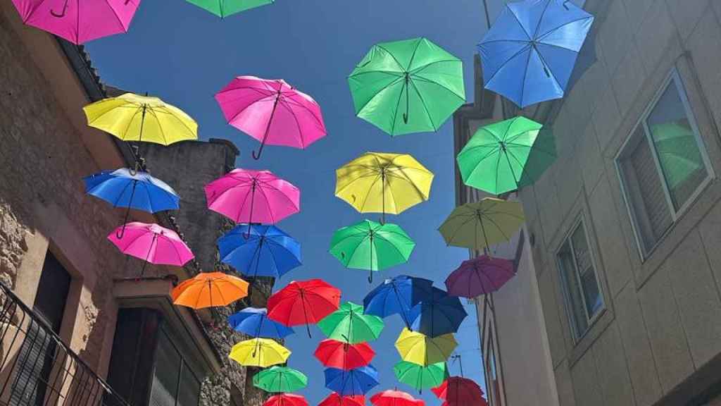 Las calles con paraguas de colores de un pueblo de Salamanca que conquistan al turismo