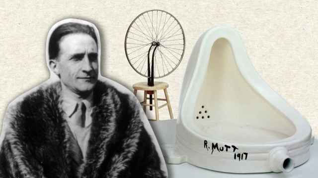 Marcel Duchamp, en 1927. A su lado, sus 'ready-made' 'La rueda de bicileta' (1913) y 'La fuente' (1917). Collage: F. D.