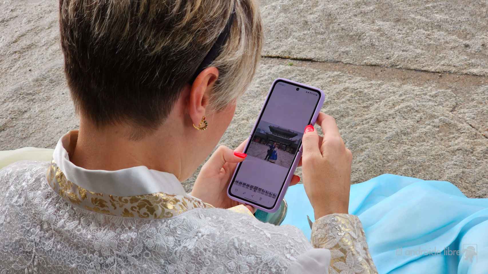Una mujer usando un Samsung Galaxy Z Flip 4 para enviar una imagen