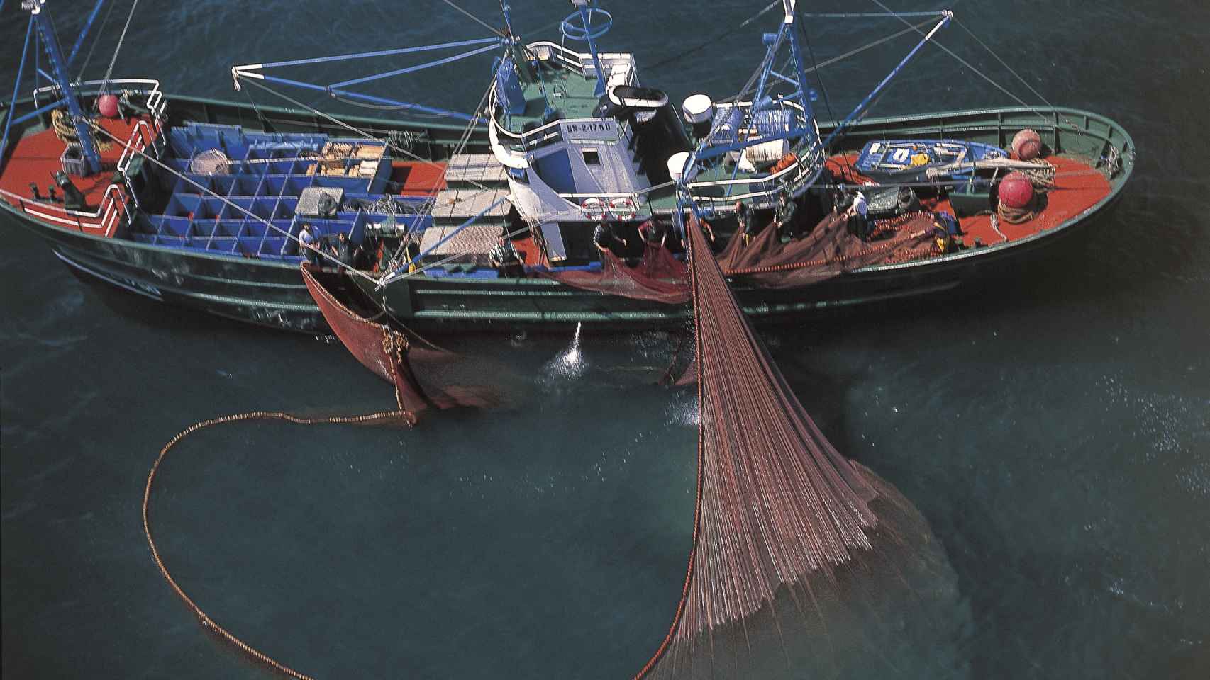 Vista aérea de barco pesquero largando red para capturar cebo vivo en la costa de Gipuzkoa. CC BY-3.0-ES 2012/EJ-GV/Irekia.