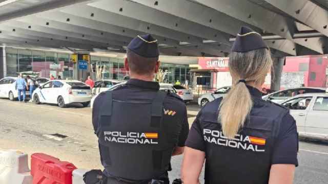 Dos agentes de la Policía Nacional en el Aeropuerto de Málaga.