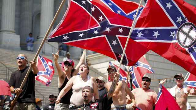Miembros del Ku Klux Klan se enfrentan con las Panteras Negras en el Capitolio de Carolina del Sur, en 2015.
