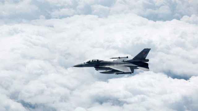 Un avión de combate F-16 de la Fuerza Aérea Polaca vuela durante un día mediático.