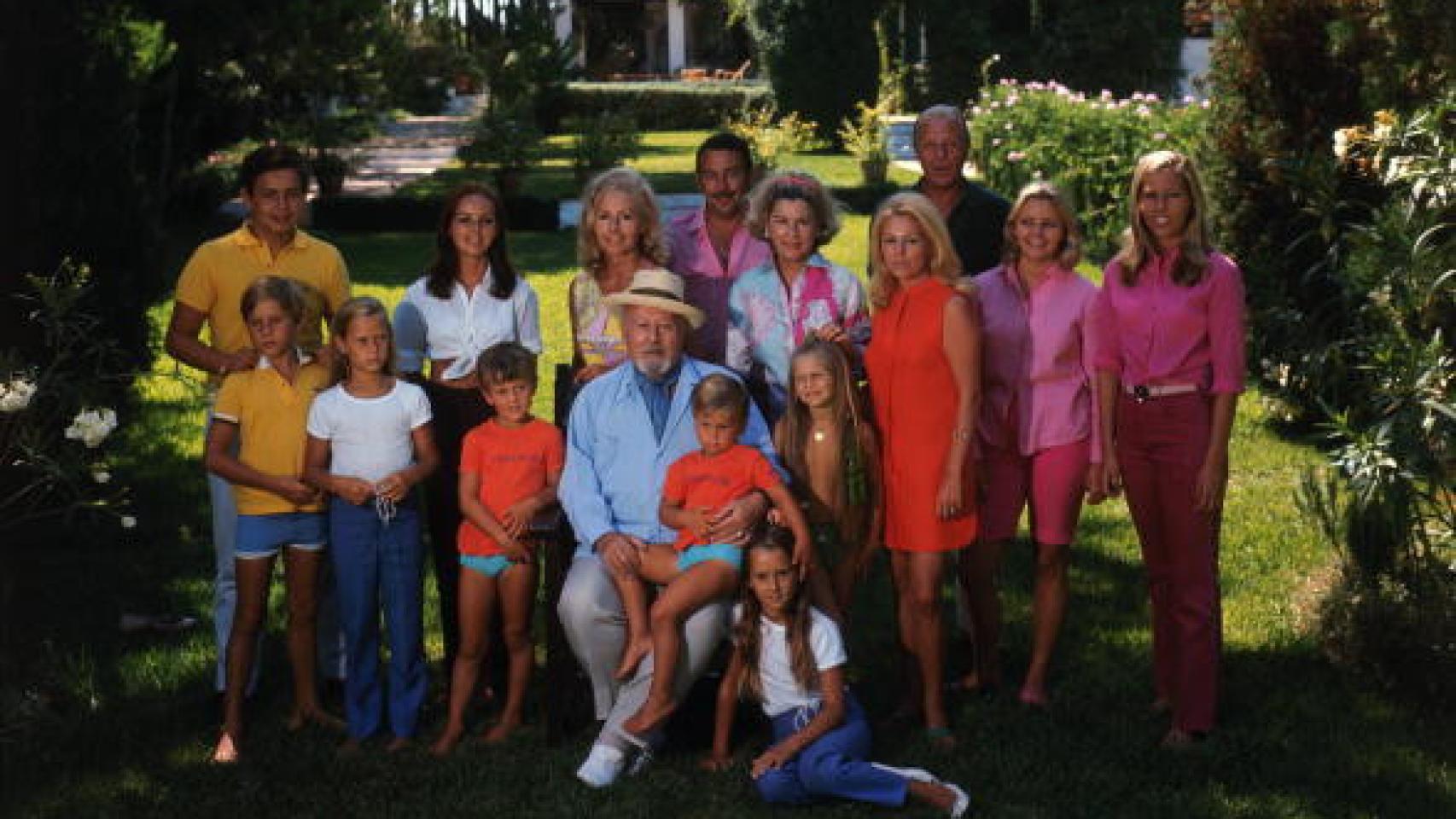 El marido de Piedita, el príncipe Maximiliano von und zu Hohenlohe-Langenburg, en medio, retratado en su finca Santa Margarita de Marbella en 1967, un año antes de morir, por Slim Aarons, rodeado por alguno de sus nietos, como Anna Gamazo, la primera por la derecha.