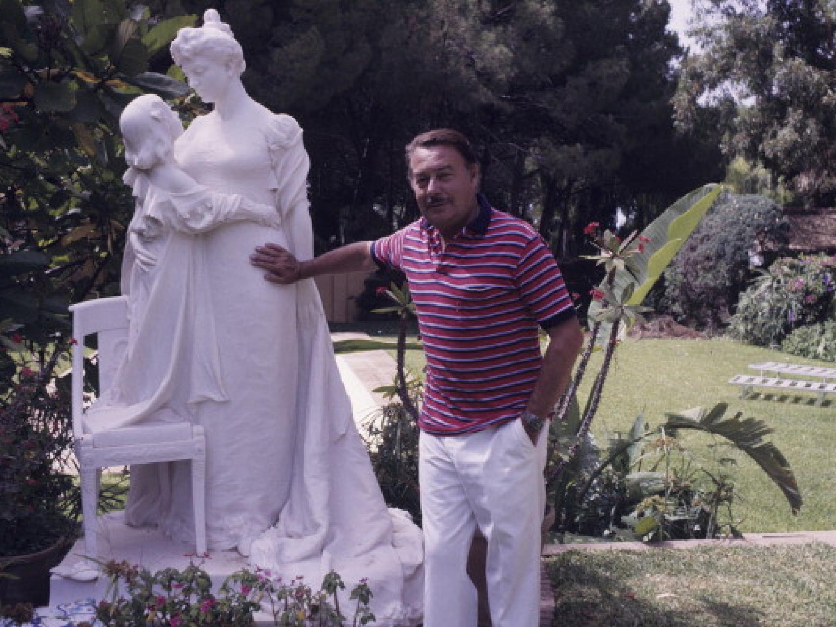 El príncipe Alfonso de Hohenlohe, ante una escultura ubicada en el Marbella Club de su abuela, la malagueña de sangre austríaca Trinidad von Scholtz-Hermensdorff, y su madre, de pequeña.