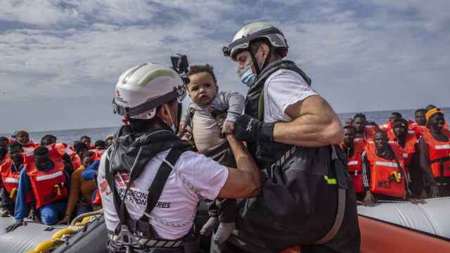Un bebé es rescatado de un bote por el equipo del barco Geo Barents de Médicos Sin Fronteras.