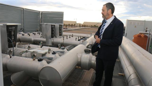 Salvador Ivorra, durante una visita a la maquinària de climatització en el terrat de la Biblioteca General.