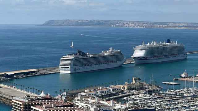 Dos cruceros en el puerto de Alicante vistos desde el Castillo de Santa Bárbara.