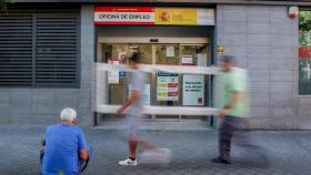 Varias personas pasan por delante de la oficina del SEPE.