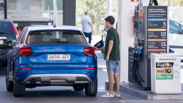 Un hombre pone gasolina en su coche, en Madrid.