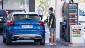 Un hombre pone gasolina en su coche, en Madrid.