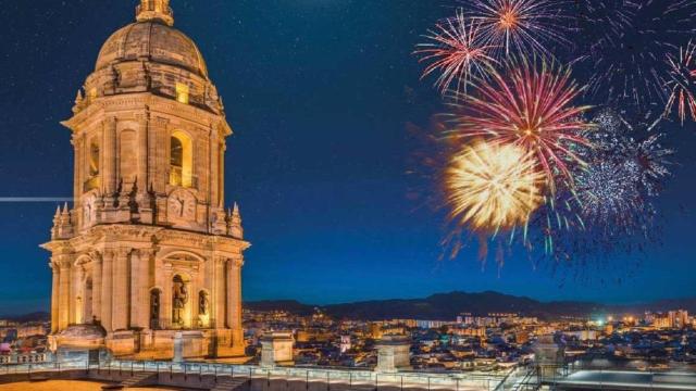 Fuegos artificiales desde las cubiertas de la Catedral de Málaga.