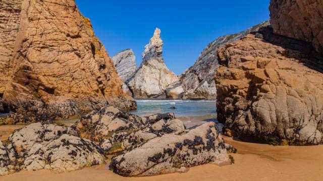 Esta espectacular playa de Portugal está rodeada de acantilados (y es poco frecuentada)