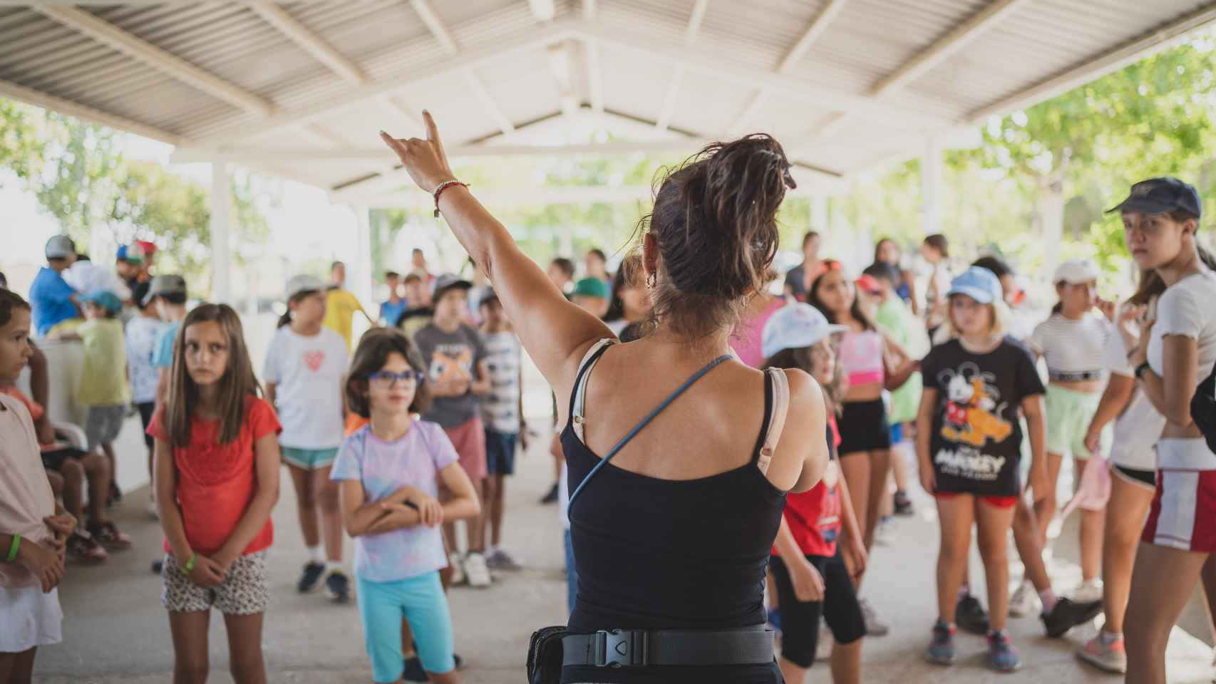 Los niños del campamento de verano de Menudos Corazones, durante una de sus actividades de baile.