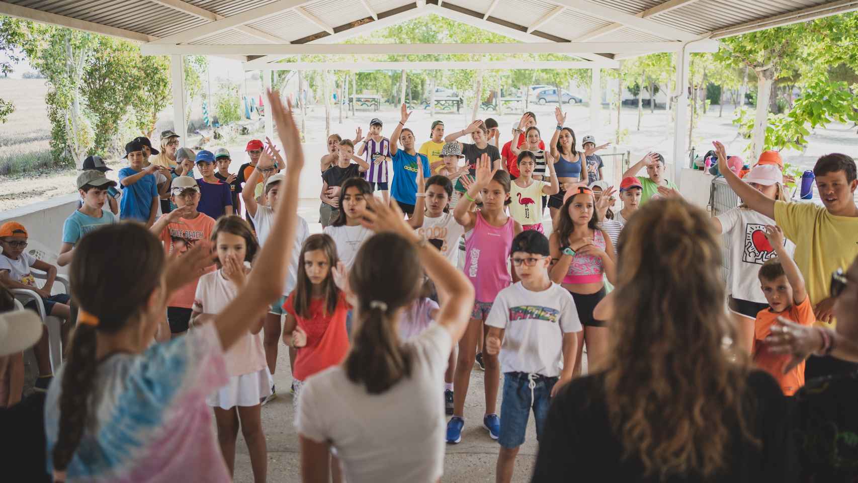 Los niños del campamento de verano de Menudos Corazones, durante una de sus actividades de baile.