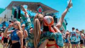 Dos chicas disfrutan del Reggaeton Beach Festival