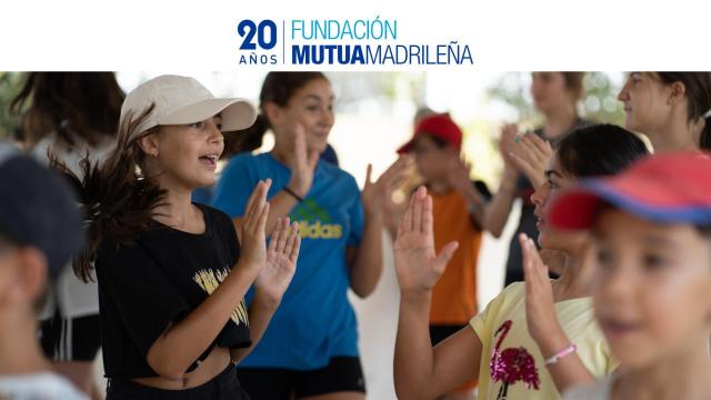 Los niños y niñas del campamento de Menudos Corazones, durante una actividad de dinamización.