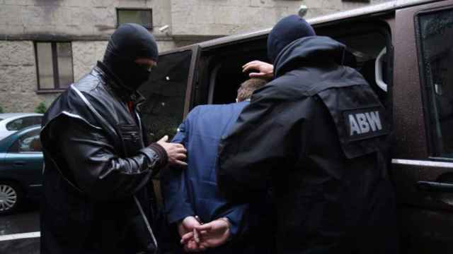 Policía polaca con un detenido. Imagen de archivo.