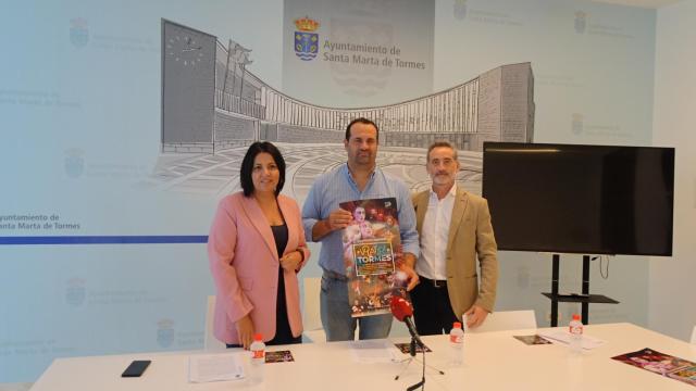 Silvia González, concejala de Cultura; David Mingo, alcalde de Santa Marta; y Fernando Díaz, secretario territorial de la Junta