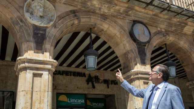 La plaza Mayor de Salamanca acoge el acto de descubrimiento del medallón de Alfonso IX, obra del escultor madrileño Óscar Alvariño