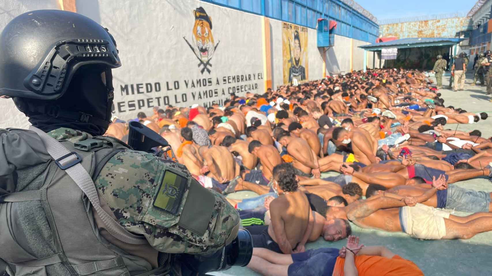 Presos reunidos en un patio durante una intervención en la cárcel del Litoral, el 26 de julio en Guayaquil.