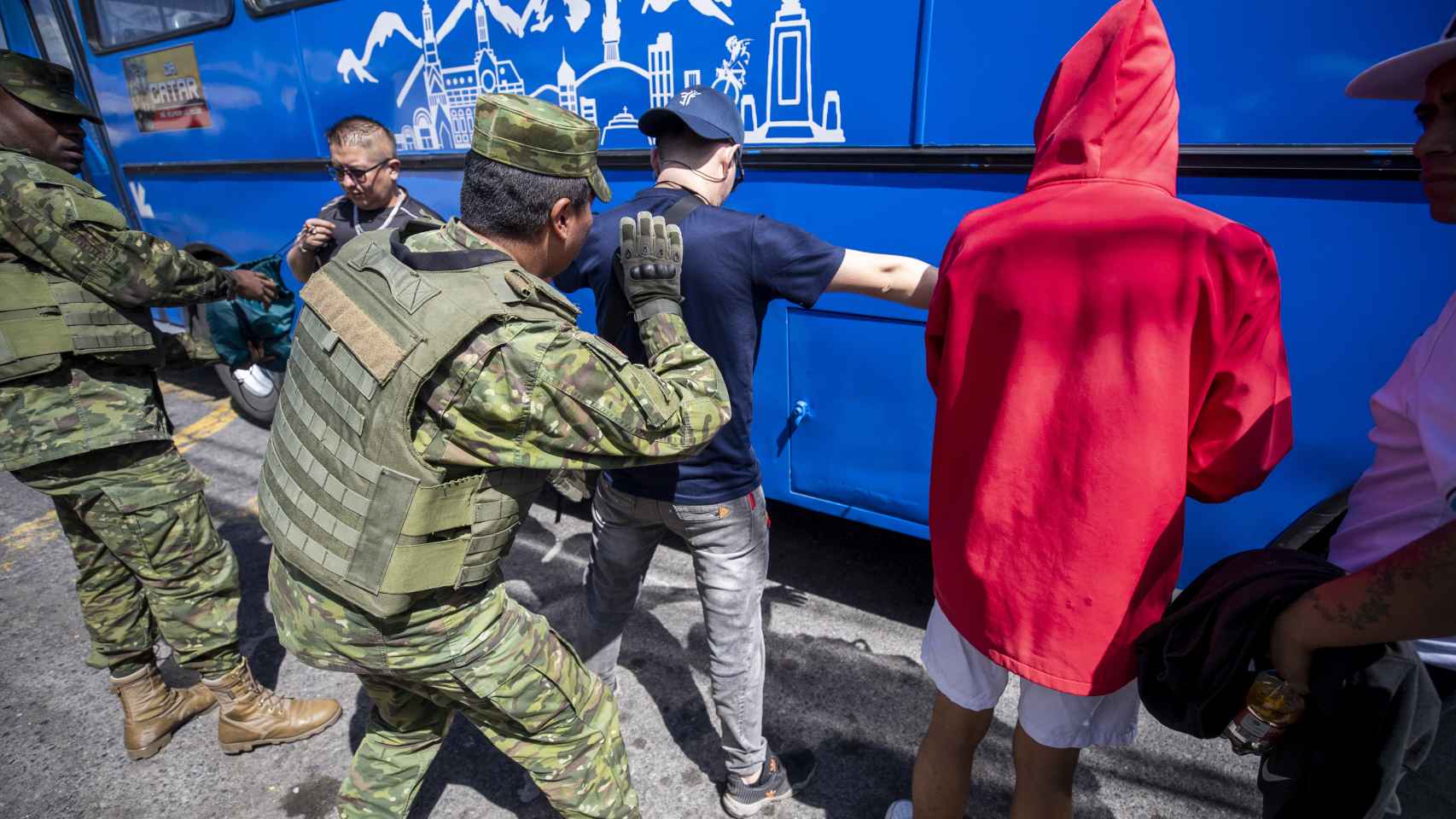 Militares realizan un control de armas y estupefacientes en las calles de Quito, el pasado 26 de julio.