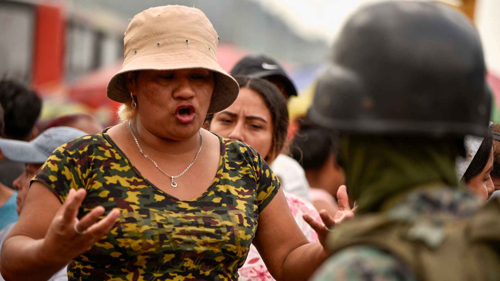 Una mujer discute con un miembro de las fuerzas de seguridad ecuatorianas.