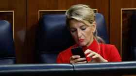 Yolanda Díaz haciendo uso de su teléfono móvil en el Congreso.