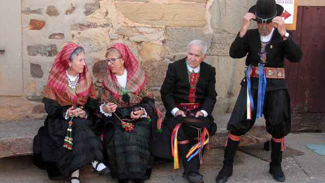 Habitantes del municipio leonés de Santa Colomba de Somoza vestidos con el traje tradicional de los maragatos.