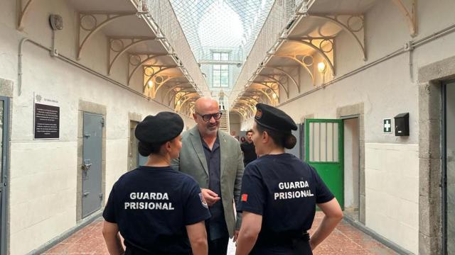 El concejal de cultura, Juan Carlos Monroy visita la antigua cárcel para saludar al equipo de rodaje