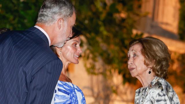 Los Reyes junto a la Emérita Sofía en la recepción a las autoridades baleares.