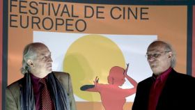 Vittorio Storaro y Carlos Saura posan ante el cartel que este último hizo para el Festival de Cine Europeo de Sevilla de 2009.