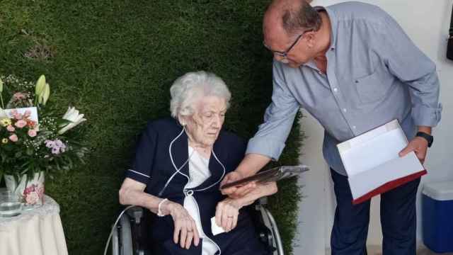 La emotiva sorpresa de un pueblo de Toledo a una vecina que ha cumplido 104 años