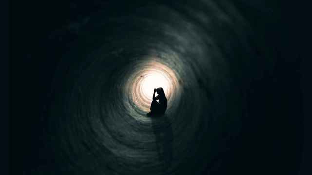 Imagen de archivo de una mujer en un túnel que simula la sensación de ansiedad.