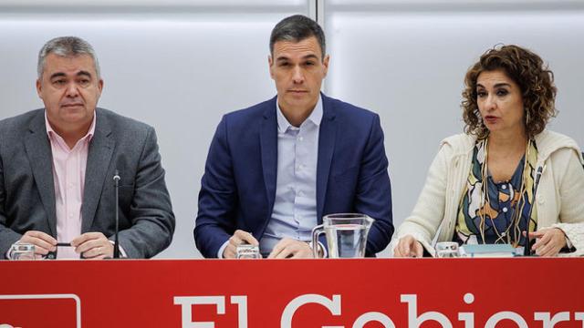 Sánchez en la sede de Ferraz, flanqueado por el secretario de Organización del PSOE, Santos Cerdán, y la vicesecretaria general del partido, María Jesús Montero.