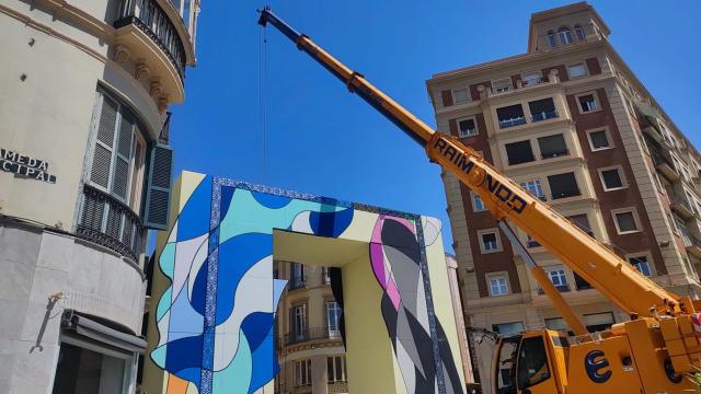 Montaje de la nueva portada de la feria del centro.