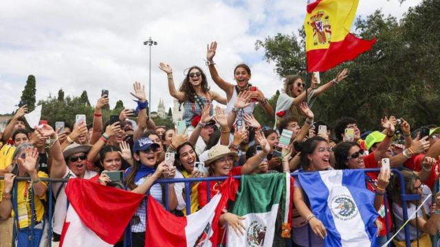 Grupos de jóvenes, entre ellos españoles, en la JMJ de Lisboa