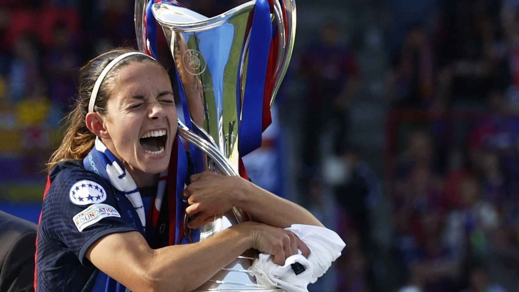 Aitana Bonmatí abraza el trofeo de la Champions League