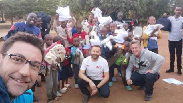 Los miembros de Quijote Team junto a varios menores a los que han ayudado en Kenia.